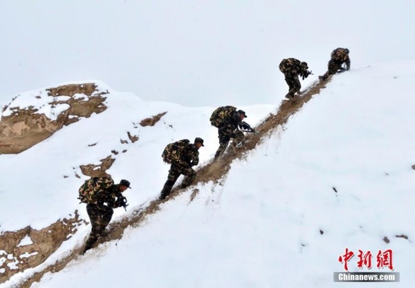 新疆边防入伍新兵风雪中砥砺前行,磨练意志