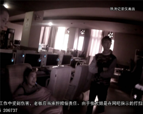 网吧清洁工摔伤 丈夫怕无人承担。