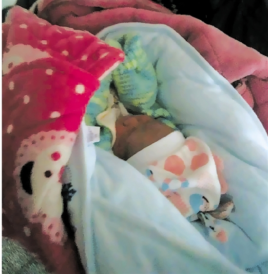 义乌福利院门口放着一堆衣服走近一看里面有个