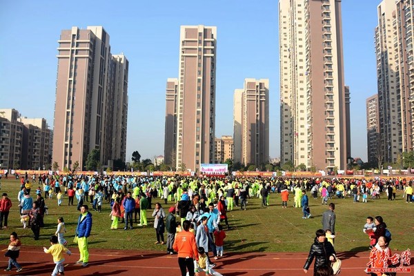 湖南红黄蓝教育机构举行亲子运动会 上千个家