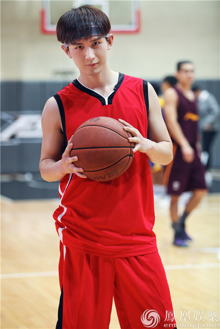 成毅化身篮球少年 自在姿态挥洒张扬青春