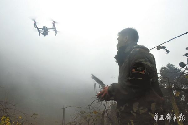 巡护队员放飞无人机。