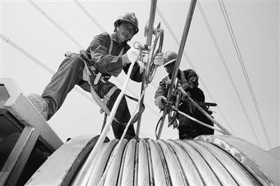 　　国网北京电力公司工人正在首条特高压入京通道配套工程施工。