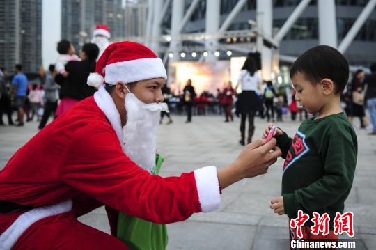 2016国际欢乐嘉年华暨广州塔圣诞亮灯仪式3日晚在广州塔举行　陈骥旻　摄