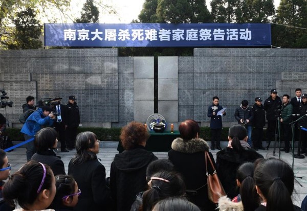 　　南京举行南京大屠杀死难者遗属家庭祭告活动这是南京大屠杀死难者遗属家祭活动现场（12月3日摄）。 新华社记者 孙参 摄