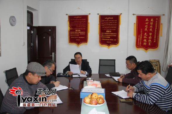 新疆教育厅驻库西吐尔村工作队认真学习自治区深化“访惠聚”工作视频会议精神。