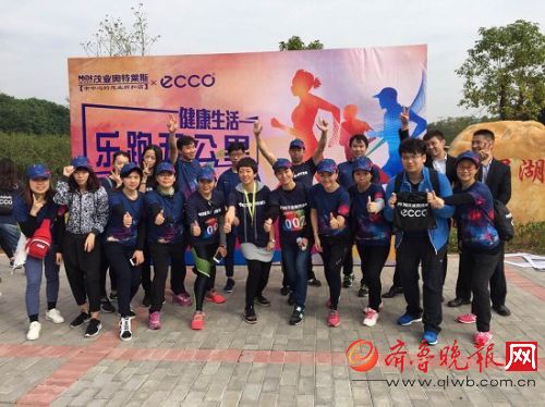 （现场工作人员合影留念）