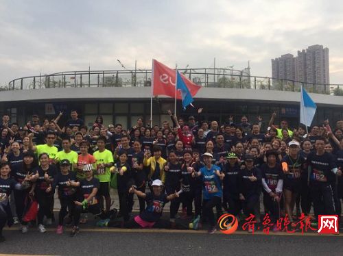 （参与活动的人们合影留念）