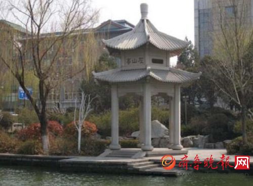 济南大明湖扩建后,在灰山之侧建灰山亭。