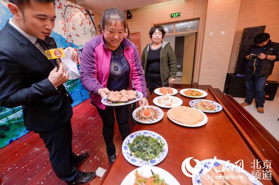 活动现场,居民们还品尝到了老北京节庆美食。