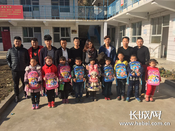 社会爱心人士给山区孩子们送去文具.图片由衡水车务段提供_皮皮网 社会爱心人士给山区孩子们送去文具.图片由衡水车务段提供