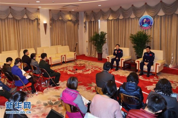 12月7日，航天员景海鹏（左）、陈冬（右）在北京航天城航天员公寓与媒体见面。