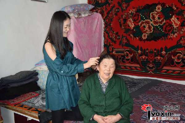 12月5日，温培婷给阿依古丽梳头。