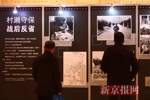 市民在观看《一名日本侵华士兵镜头下的侵华战争》图片展。