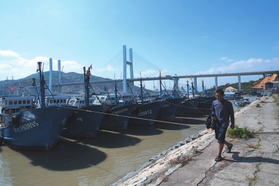 海门岛的码头依旧渔船林立，不远处的厦漳跨海大桥让海岛变成了半岛，带来了源源不断的游客。