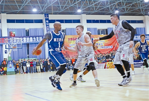 CBA盘口与数据深度__今日CBA盘口分析·大小分策略·球队档案232分核心怒喷！这是橄榄球联赛1分钟被擒抱8次不吹罚？