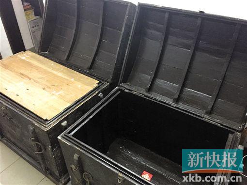 ■旧时戏班的衣箱,铺上木板,就是演员的床。