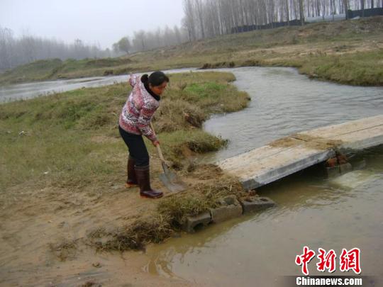 隔个两三天，涂相平就会带着工具把村子周边的几十座桥巡视一遍，架桥、护桥已经是家里的一项传统。　王有震摄