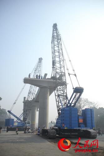 　　巴基斯坦建筑承包商哈比卜公司正在拉合尔轨道交通橙线项目现场展开U型梁的架设作业；（人民网记者 徐伟摄）