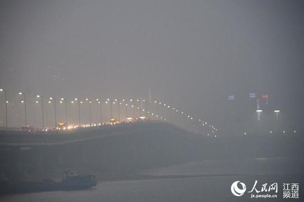 20日,南昌被阴雨笼罩,赣江两岸雾蒙蒙一片.未来10天江西阴雨天气增多.