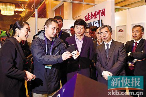 ■活动开始前,百度CEO李彦宏在展区参观。