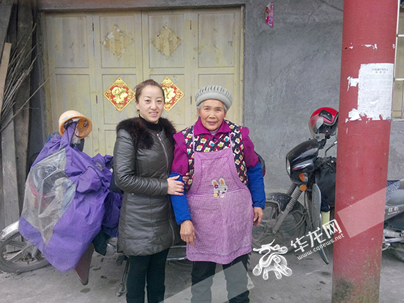 唐存义看望空巢老人。受访者供图 华龙网发