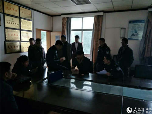 来自四川的农民工喜领欠薪（林婷 摄）