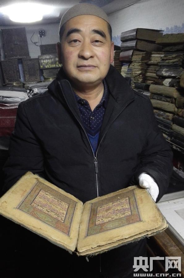 　　马进福展示《古兰经》珍本（央广网记者 廉军 摄）