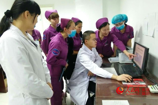 福建省莆田市第一医院重症监护室援疆医生正在进行业务指导。