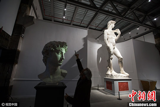 艺仓美术馆《神美·米开朗基罗大展》布展现场，工人正在为米开朗基罗雕塑展区布置灯光。这里的展品皆用原模翻铸造。林青 摄 图片来源：视觉中国