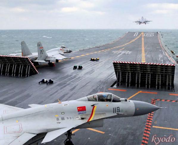 歼-15舰载战斗机从辽宁舰甲板起飞升空进行训练(共同社)
