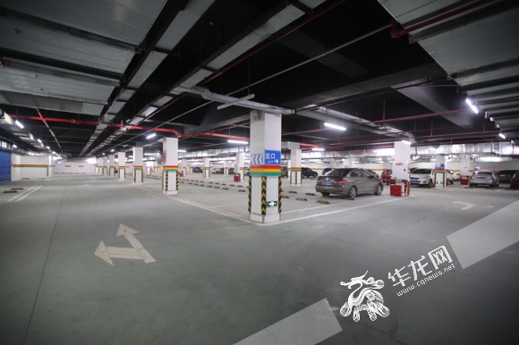 宽阔的地下车库。记者 李裕锟 摄