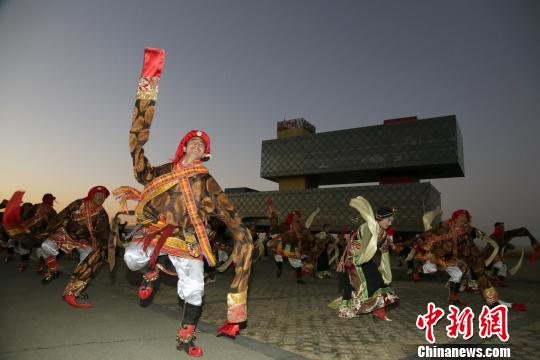 12月27日,“同饮黄河水?共筑中国梦”大型生态人文交流活动黄河入海口山东省东营市落幕。图为青海省玉树藏族自治州曲麻莱县黄河源歌舞团在黄河入海口律动藏族歌舞。 罗云鹏 摄
