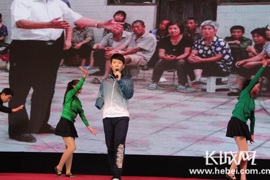 　　残奥会乒乓球冠军葛杨演唱歌曲。长城网 刘澜澜 摄