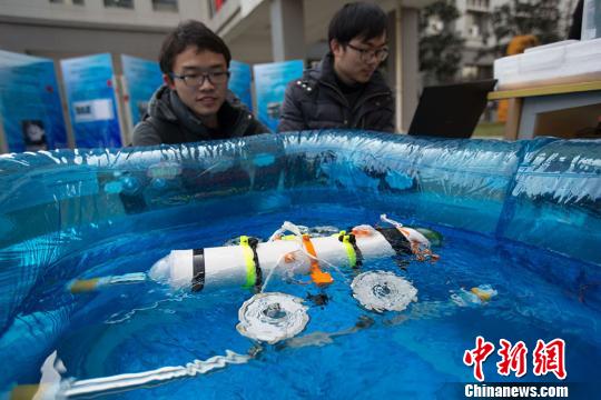东南大学大学生展示他们设计制作的“水下机器人”。　泱波　摄