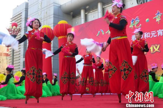 图为湟中县文化活动展演。　张添福　摄