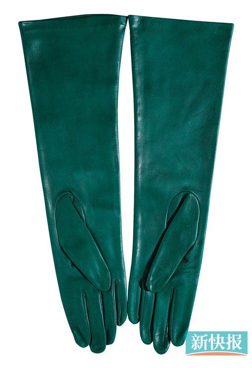 Max Mara绿色皮革长手套,保暖又有个性,随便抢尽眼球。