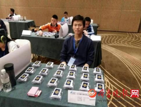 张凌峰在赛场上挑战“马拉松扑克牌”项目