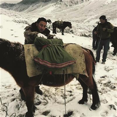 　　当地警方展开搜救。图片由康定警方提供