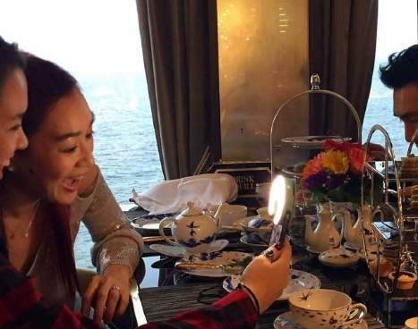 钟丽缇活动太丰富:唱k喝茶 还带女儿打保龄球