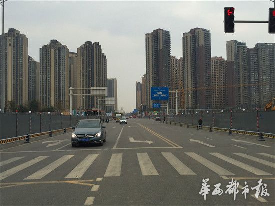 8号线东大路站绿化打围。