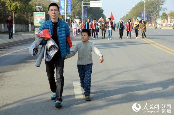 家长带领孩子参加徒步迎新活动。