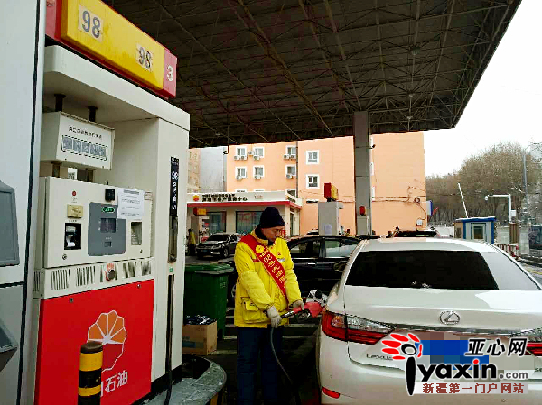 黄河路中国石油加油站，98号汽油服务专员为一辆凌志雷克萨斯加注98号汽油。