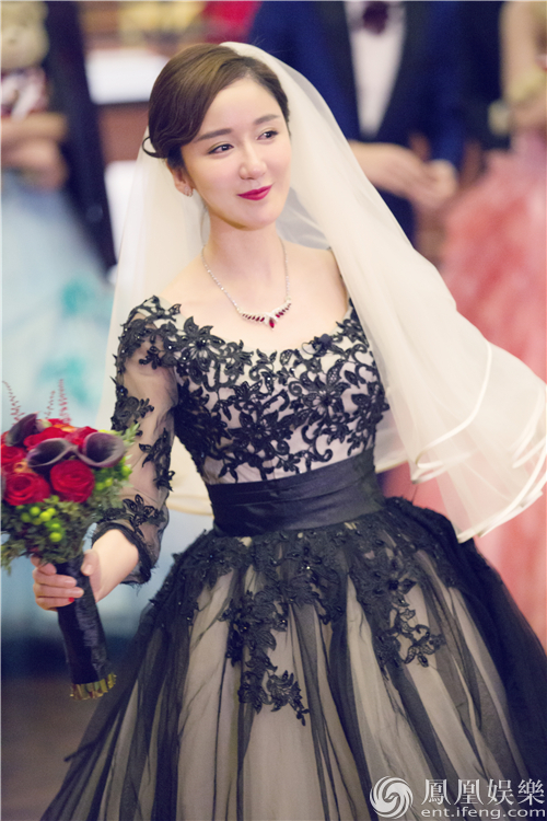 娄艺潇湖南卫视《一年级》披婚纱 现场大喊我想结婚