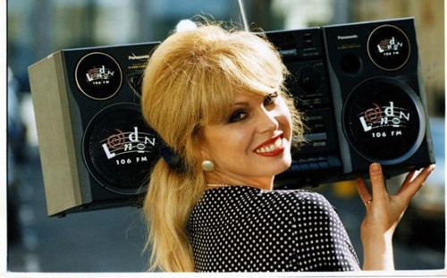 一名女士肩扛调频收音设备