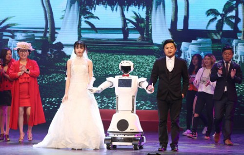 保千里发布大宝机器人:助力服务业节省成本 提