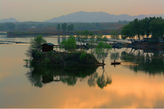 　　美丽的燕川水库。图片来源于网络