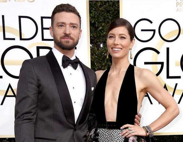 杰西卡·贝尔深V到腰 与贾老板金球红毯秀恩爱_娱乐频道_凤凰网