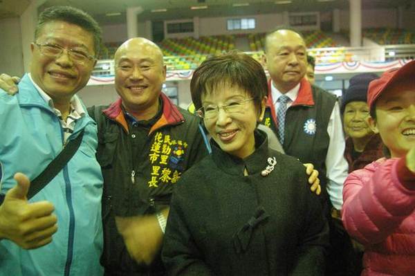 洪秀柱（中）连续两年来到花莲围炉送暖，民众热情簇拥。（许家宁摄）图片来源：台湾“中时电子报”