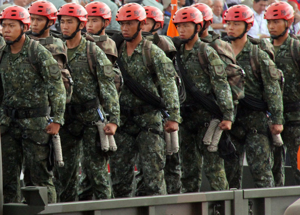 台军部队半握拳。记者洪哲政／摄影图片来源：联合新闻网